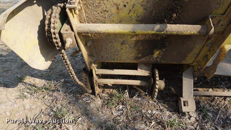 image for item DE3303 (2) John Deere pickup heads