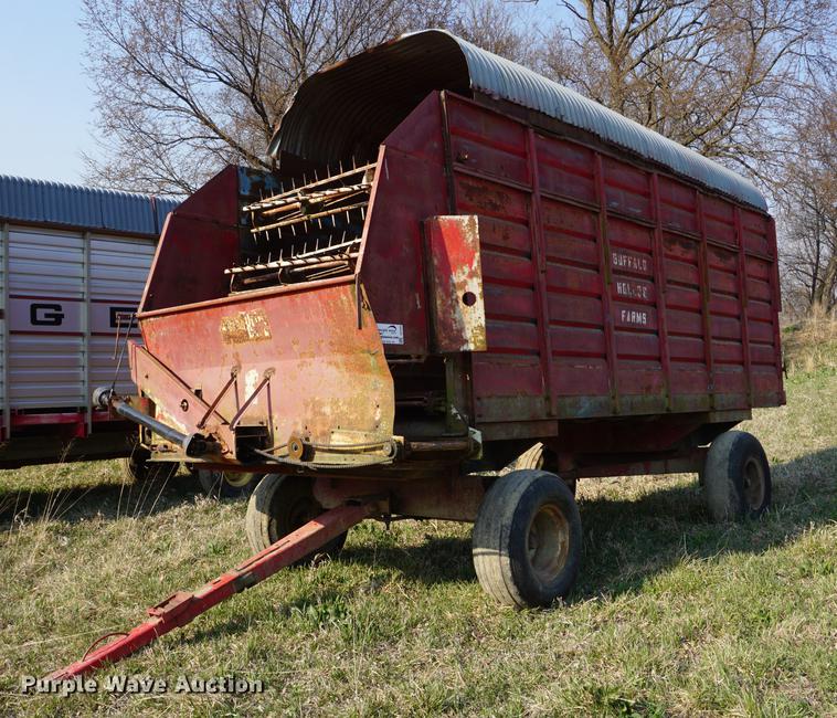 image for item DE3305 1971 Big Blue 810A forage wagon