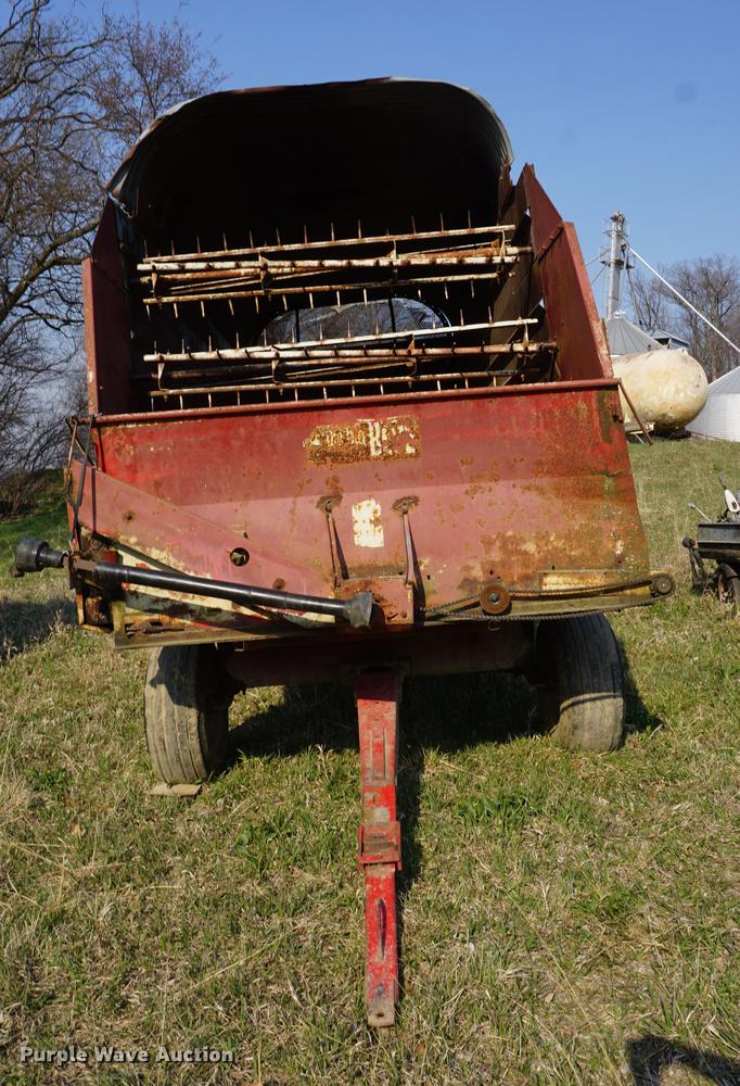 image for item DE3305 1971 Big Blue 810A forage wagon