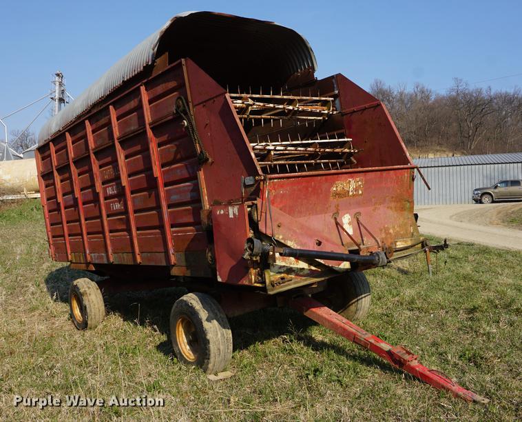 image for item DE3305 1971 Big Blue 810A forage wagon