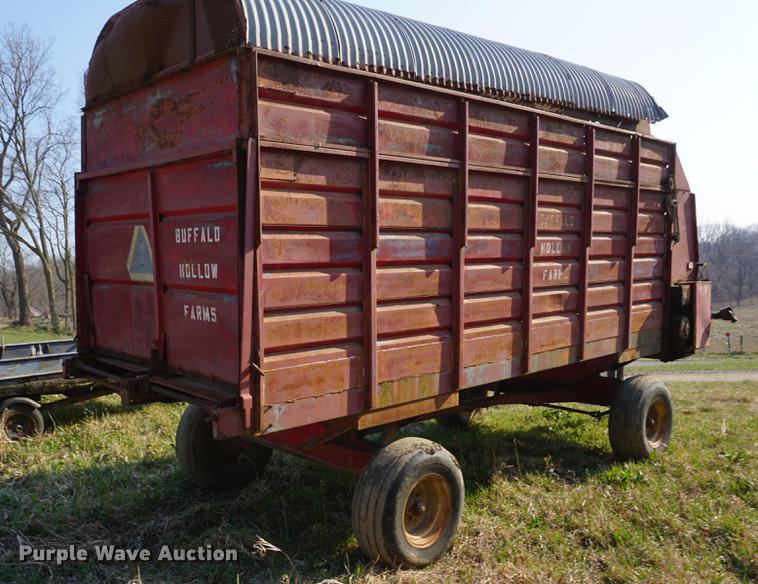 image for item DE3305 1971 Big Blue 810A forage wagon