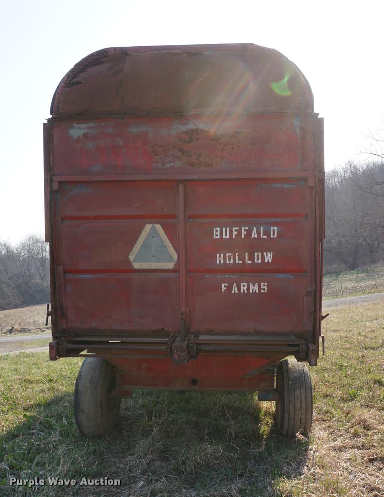 image for item DE3305 1971 Big Blue 810A forage wagon