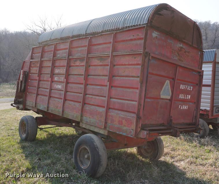 image for item DE3305 1971 Big Blue 810A forage wagon