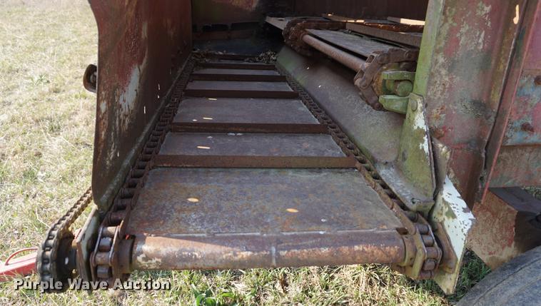 image for item DE3305 1971 Big Blue 810A forage wagon