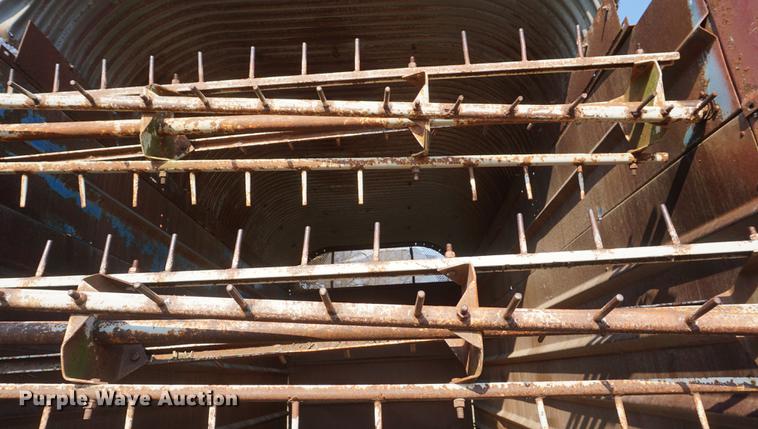 image for item DE3305 1971 Big Blue 810A forage wagon