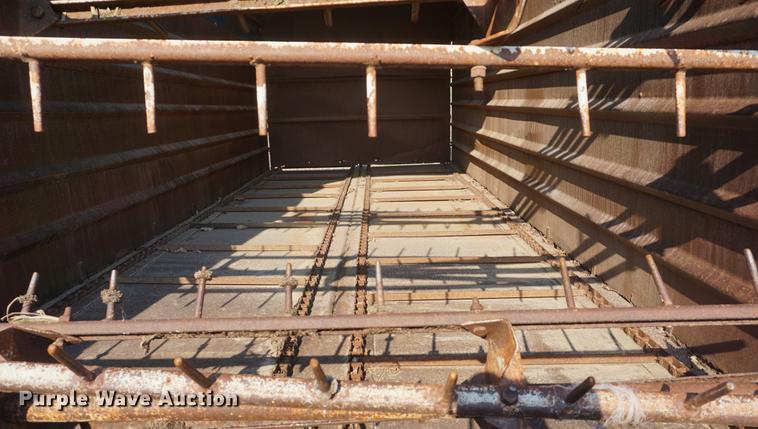 image for item DE3305 1971 Big Blue 810A forage wagon