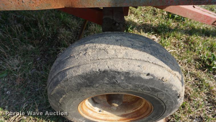 image for item DE3305 1971 Big Blue 810A forage wagon