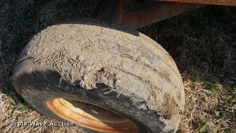 image for item DE3305 1971 Big Blue 810A forage wagon