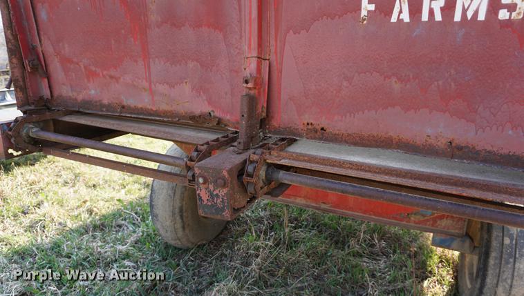 image for item DE3305 1971 Big Blue 810A forage wagon