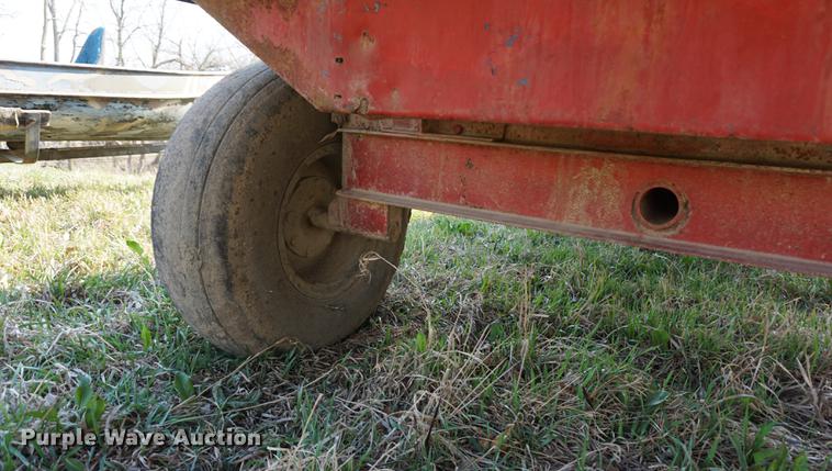 image for item DE3305 1971 Big Blue 810A forage wagon