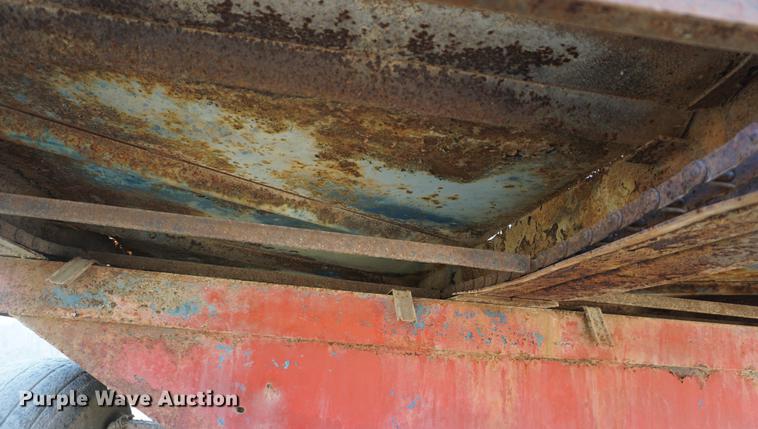 image for item DE3305 1971 Big Blue 810A forage wagon