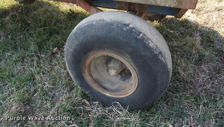 image for item DE3305 1971 Big Blue 810A forage wagon