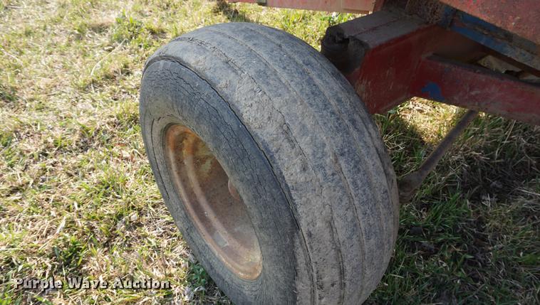 image for item DE3305 1971 Big Blue 810A forage wagon