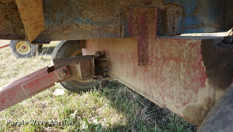 image for item DE3305 1971 Big Blue 810A forage wagon