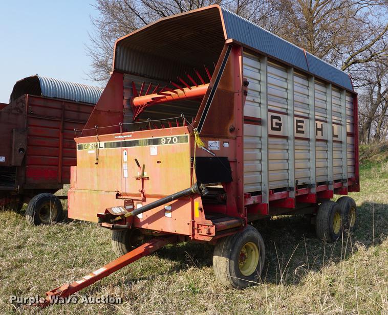 image for item DE3306 1995 Gehl BU970 forage wagon
