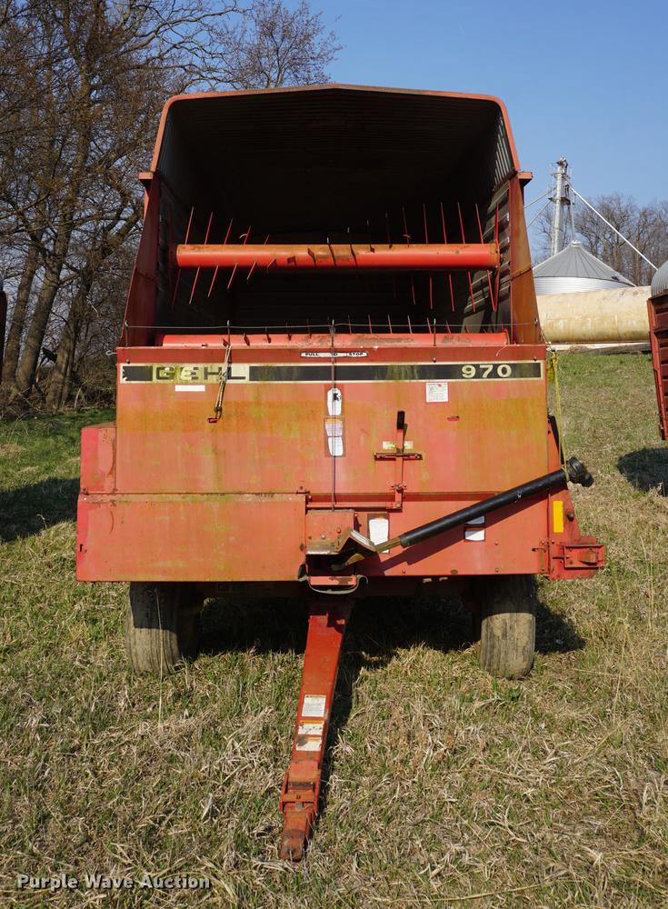 image for item DE3306 1995 Gehl BU970 forage wagon