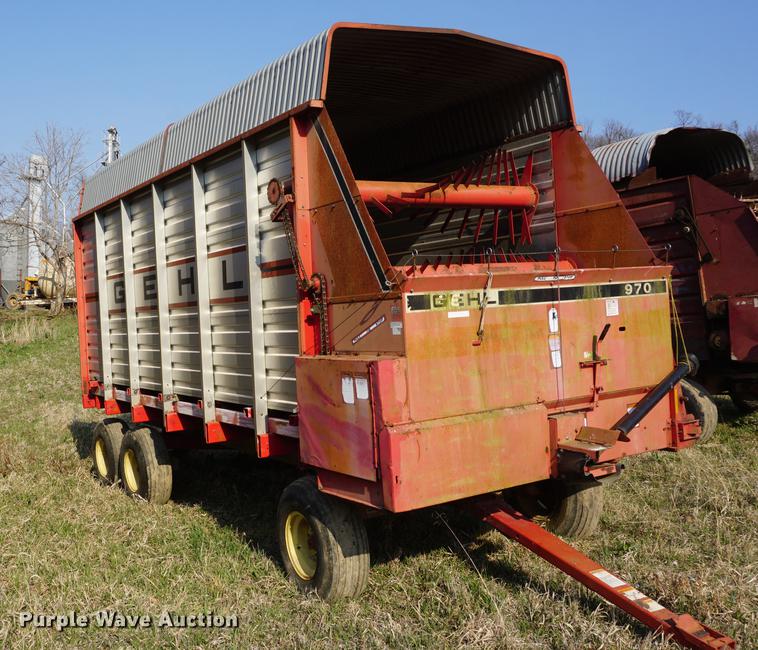 image for item DE3306 1995 Gehl BU970 forage wagon