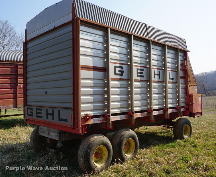 image for item DE3306 1995 Gehl BU970 forage wagon