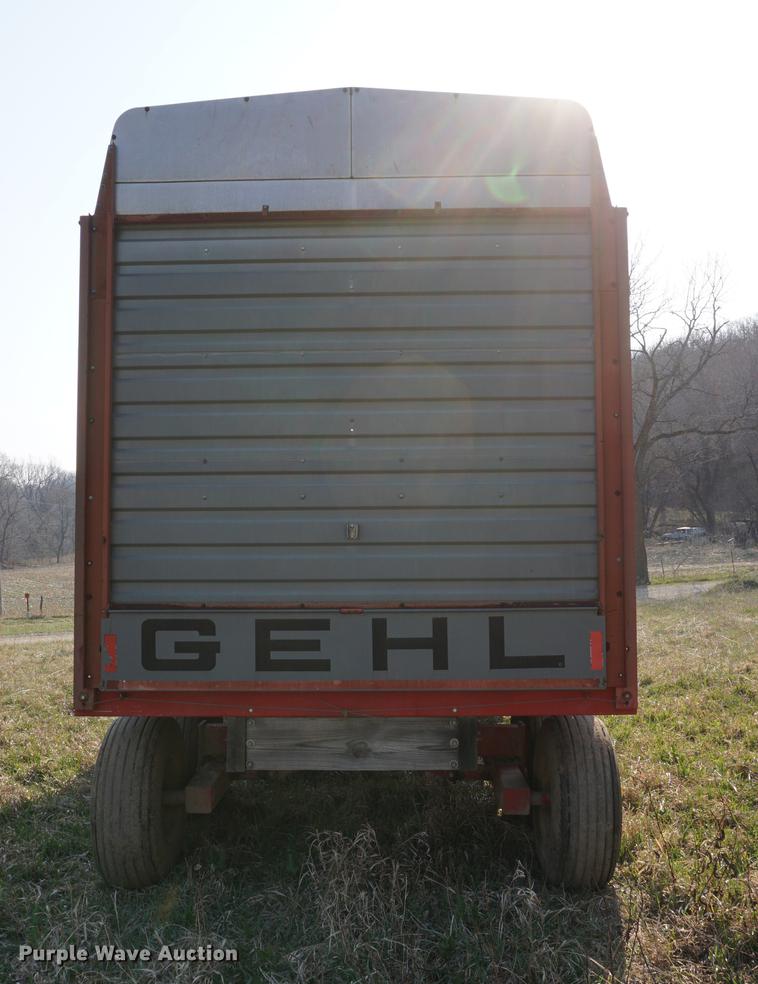 image for item DE3306 1995 Gehl BU970 forage wagon