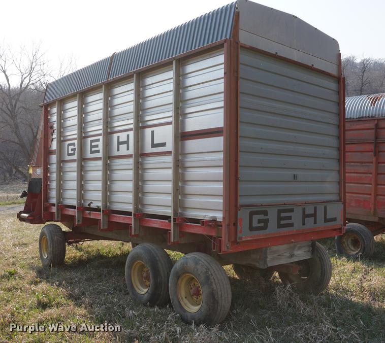 image for item DE3306 1995 Gehl BU970 forage wagon
