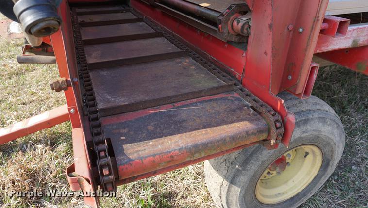 image for item DE3306 1995 Gehl BU970 forage wagon