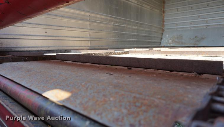 image for item DE3306 1995 Gehl BU970 forage wagon