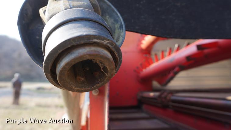 image for item DE3306 1995 Gehl BU970 forage wagon