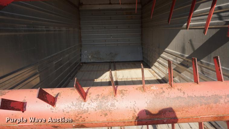 image for item DE3306 1995 Gehl BU970 forage wagon