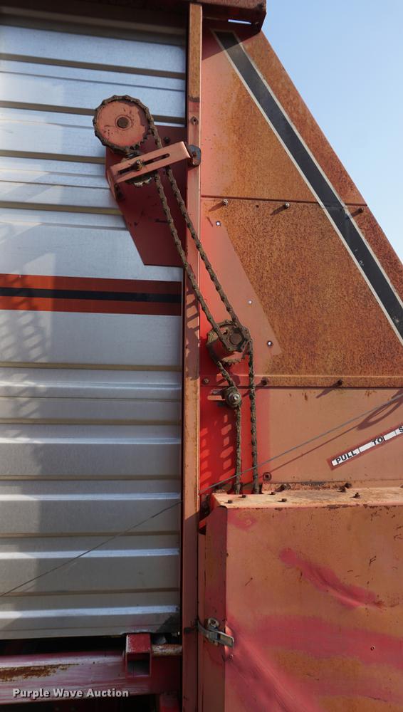 image for item DE3306 1995 Gehl BU970 forage wagon