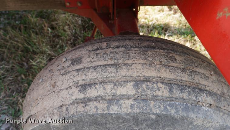 image for item DE3306 1995 Gehl BU970 forage wagon