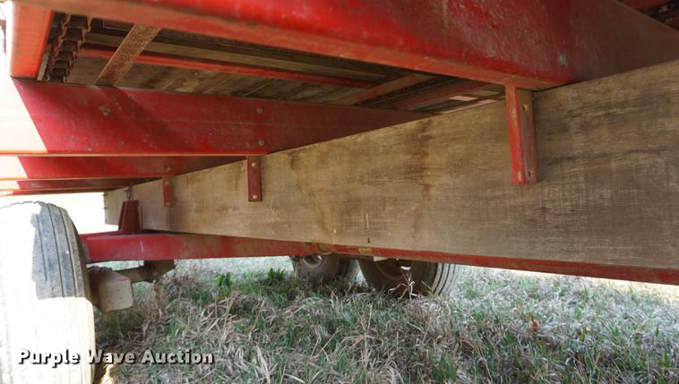 image for item DE3306 1995 Gehl BU970 forage wagon