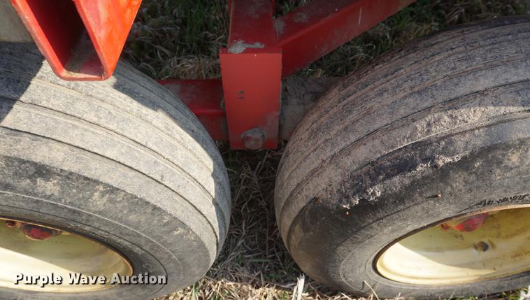 image for item DE3306 1995 Gehl BU970 forage wagon