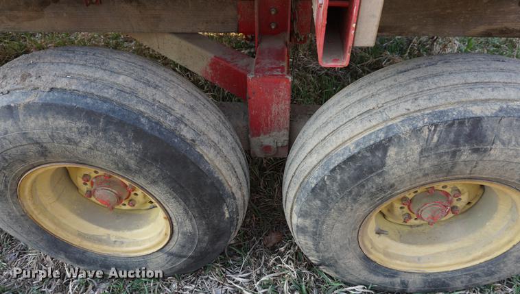 image for item DE3306 1995 Gehl BU970 forage wagon