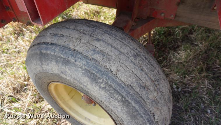 image for item DE3306 1995 Gehl BU970 forage wagon