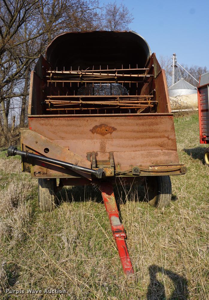 image for item DE3307 1976 Cobey 5000A forage wagon