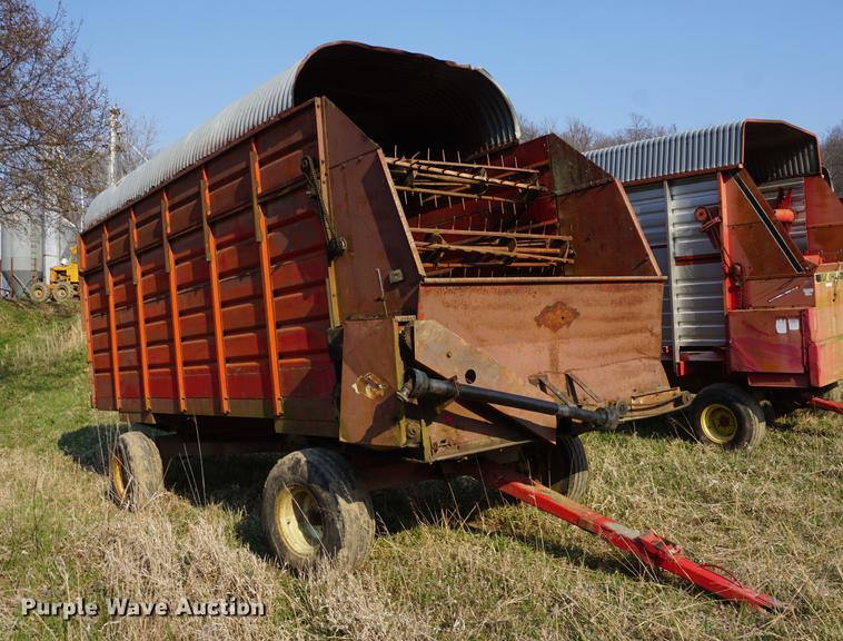 image for item DE3307 1976 Cobey 5000A forage wagon