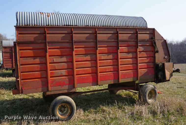 image for item DE3307 1976 Cobey 5000A forage wagon