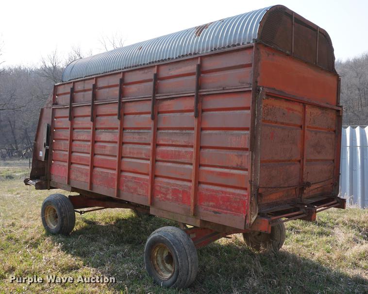 image for item DE3307 1976 Cobey 5000A forage wagon