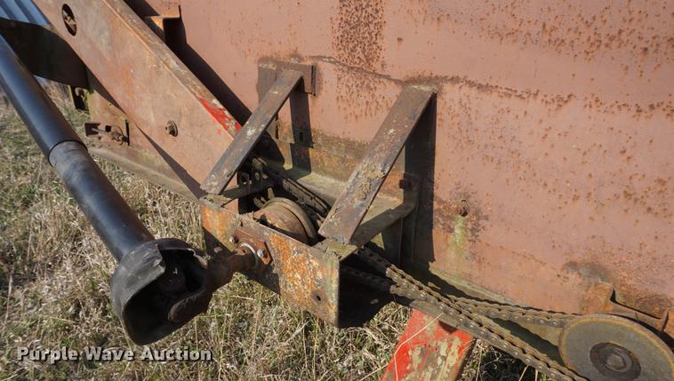 image for item DE3307 1976 Cobey 5000A forage wagon