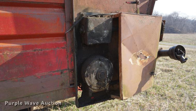 image for item DE3307 1976 Cobey 5000A forage wagon