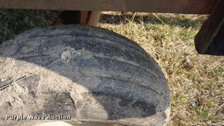 image for item DE3307 1976 Cobey 5000A forage wagon