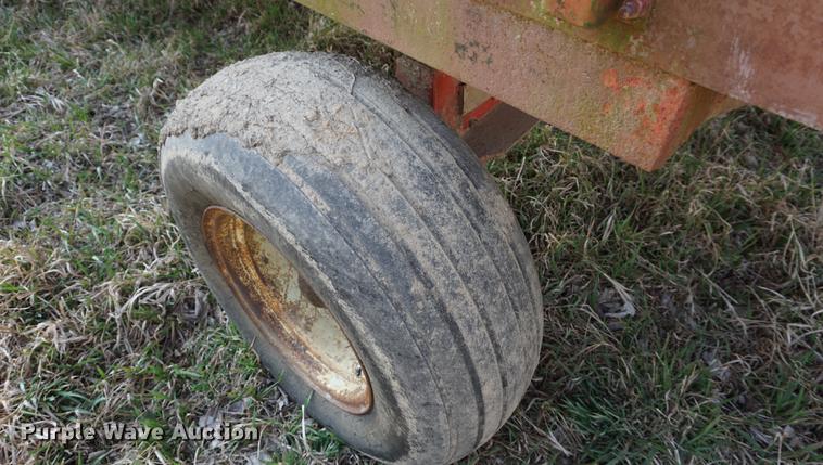 image for item DE3307 1976 Cobey 5000A forage wagon