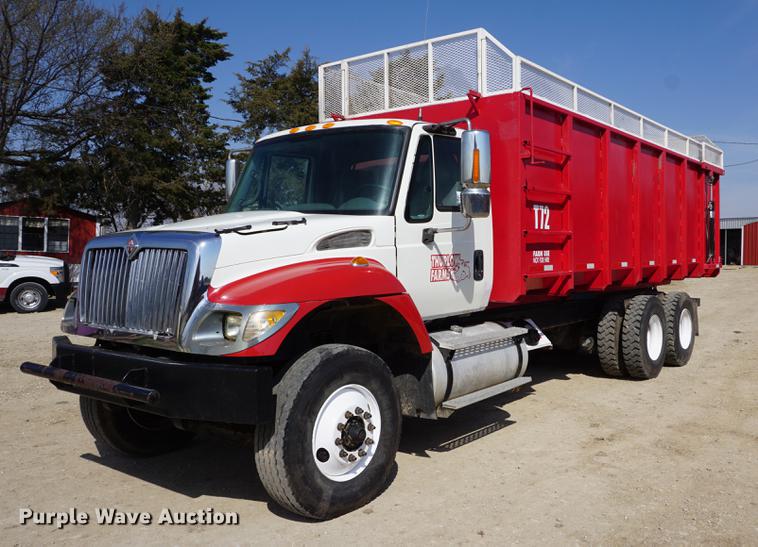 image for item DE3327 2003 International 7400 silage truck