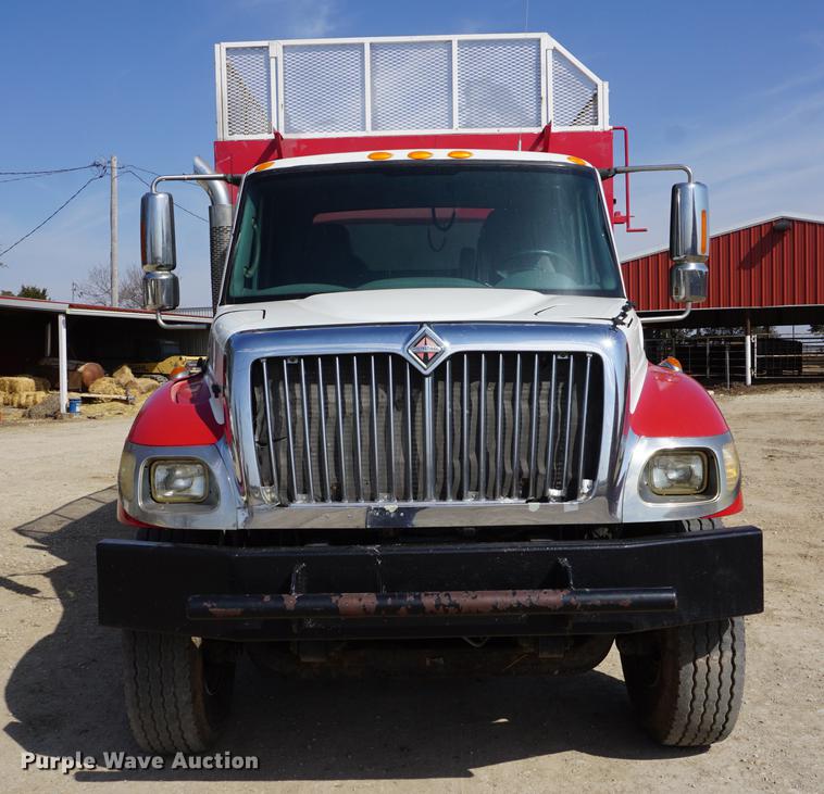 image for item DE3327 2003 International 7400 silage truck