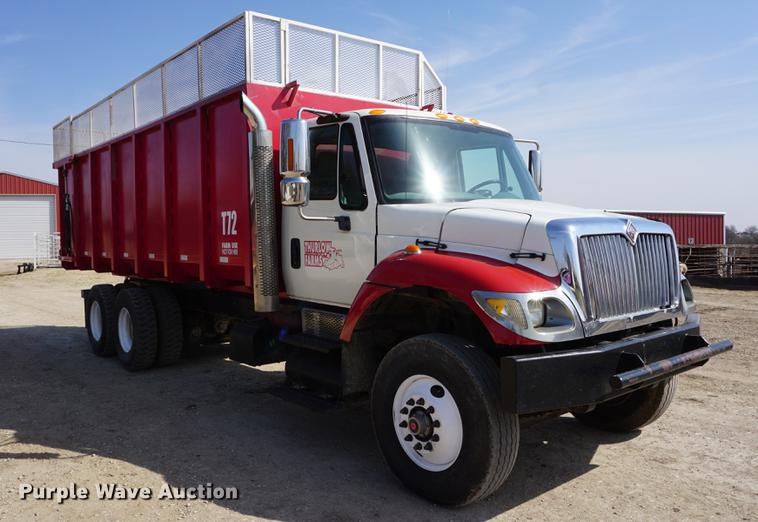 image for item DE3327 2003 International 7400 silage truck