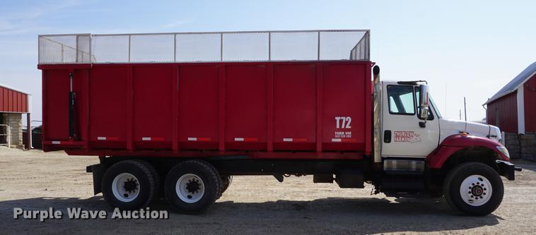 image for item DE3327 2003 International 7400 silage truck