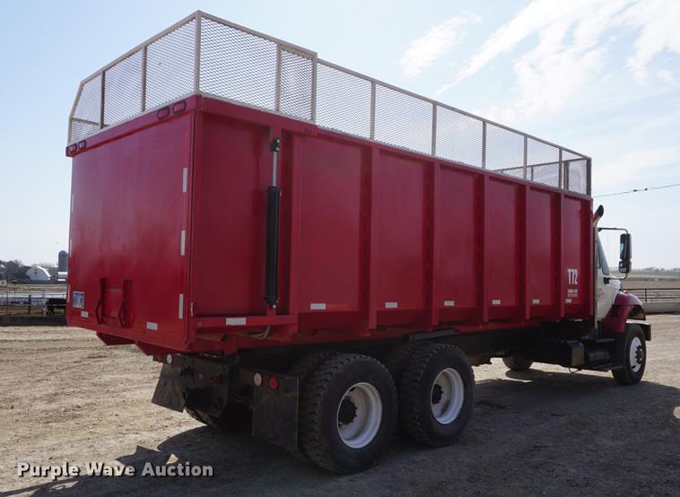 image for item DE3327 2003 International 7400 silage truck