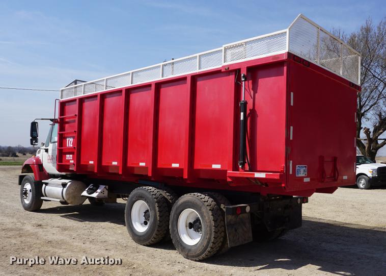image for item DE3327 2003 International 7400 silage truck