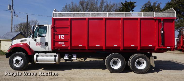 image for item DE3327 2003 International 7400 silage truck