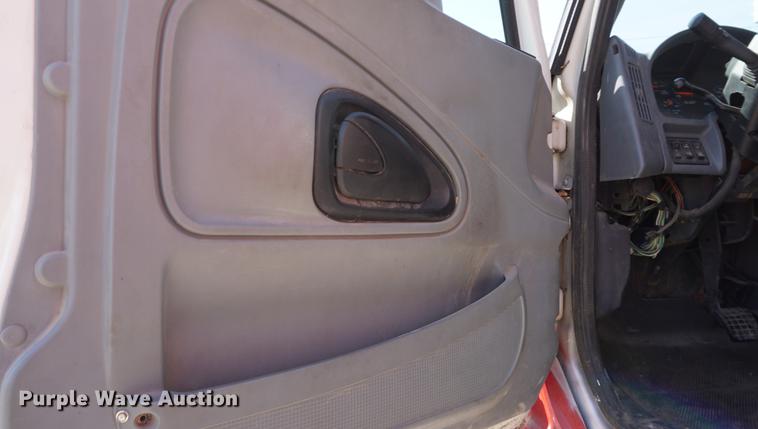 image for item DE3327 2003 International 7400 silage truck